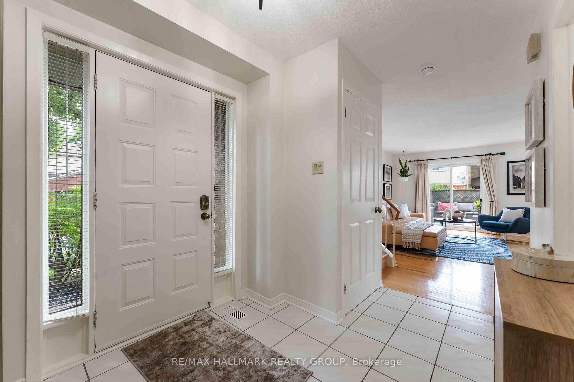 Photo 3 of 11 Buckingham Private, Ottawa, Hunt Club Woods — HOMEH
