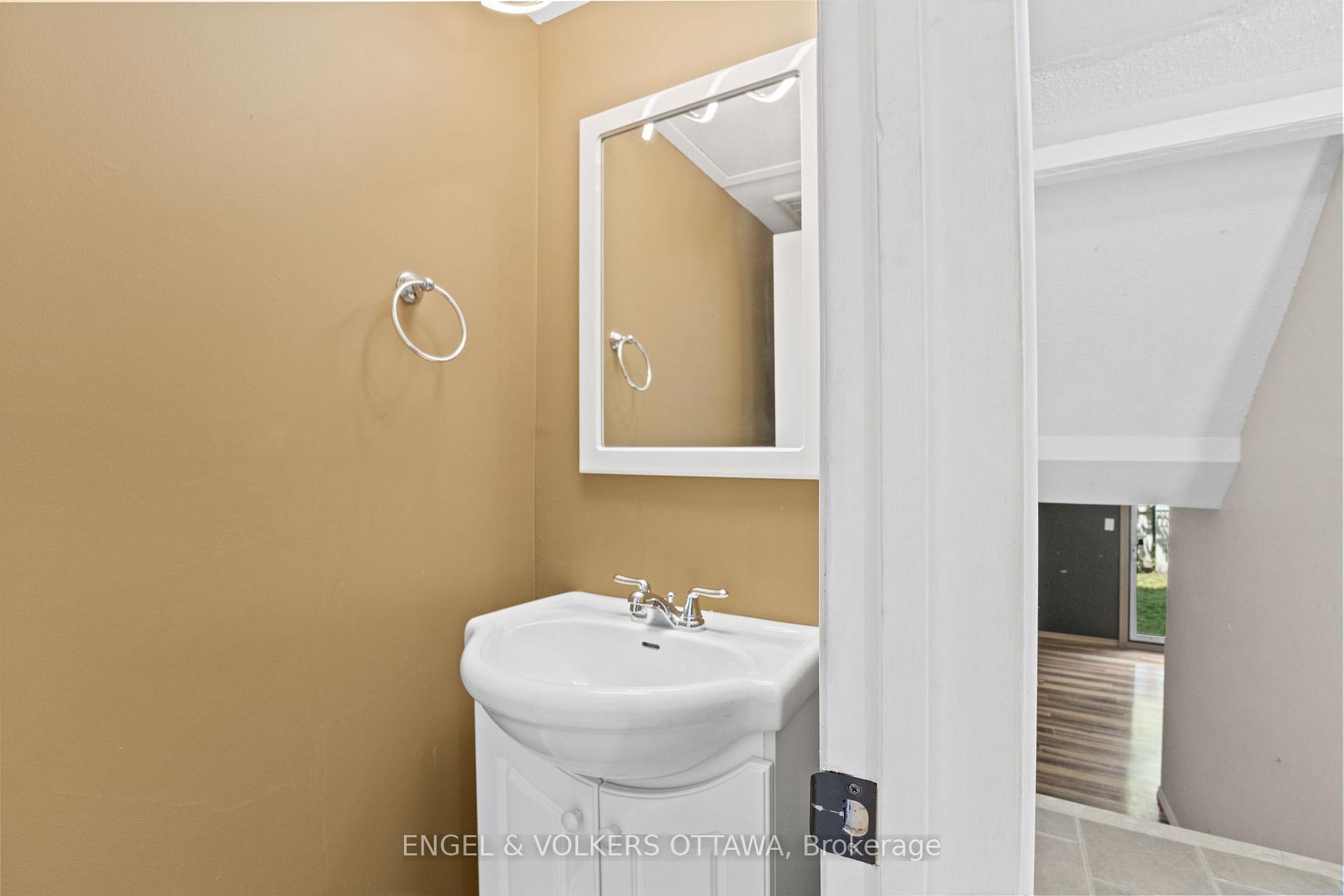 Photo 4 of Unit 3, 3205 Uplands Drive, Ottawa, Hunt Club Woods — HOMEH