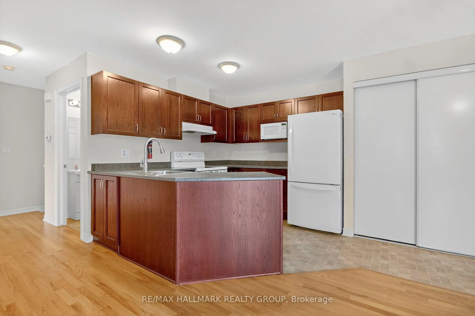 Photo 14 of 600 Sunbeam Private, Ottawa, Richmond — HOMEH