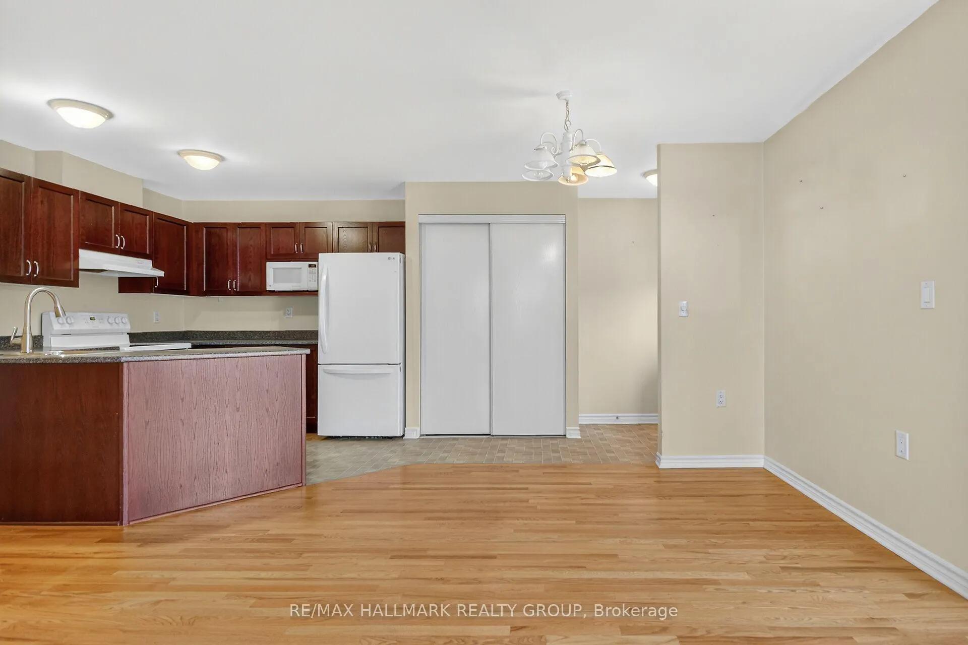Photo 18 of 600 Sunbeam Private, Ottawa, Richmond — HOMEH