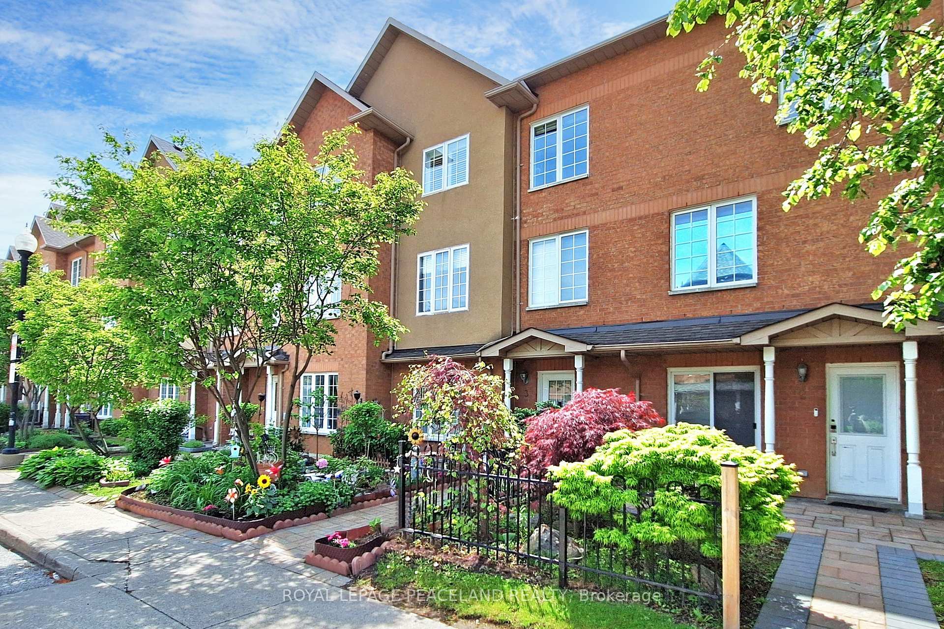 Photo 2 of Unit 3, 15 St Moritz Way, Markham, Unionville — HOMEH