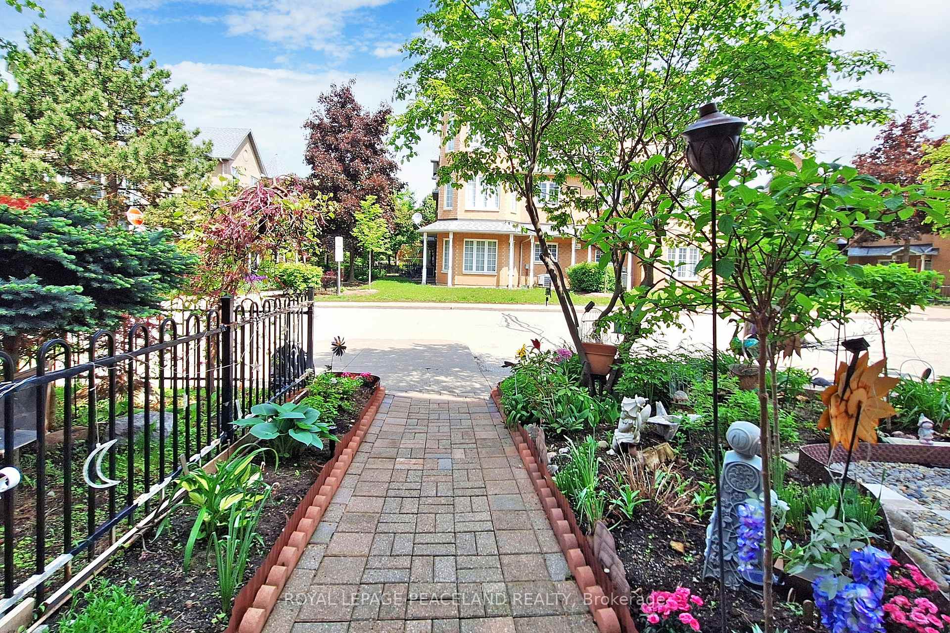 Photo 4 of Unit 3, 15 St Moritz Way, Markham, Unionville — HOMEH