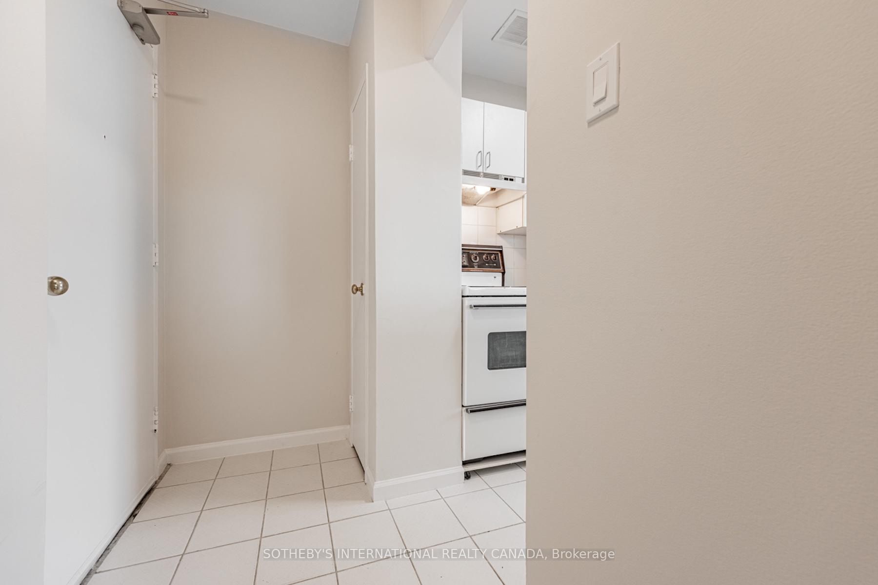 Photo 3 of Unit 601, 78 Warren Road, Toronto, Casa Loma — HOMEH