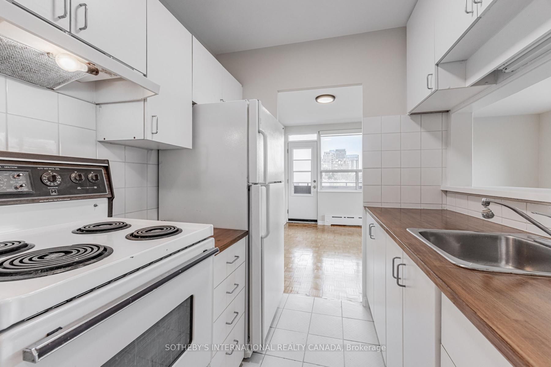 Photo 5 of Unit 601, 78 Warren Road, Toronto, Casa Loma — HOMEH