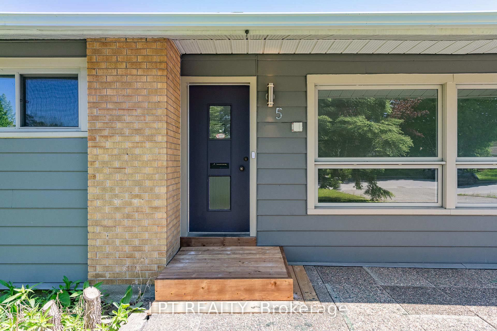 Photo 2 of 5 Attwood Crescent, Ottawa, City View/Skyline/Fisher Heights/Parkwood Hills — HOMEH