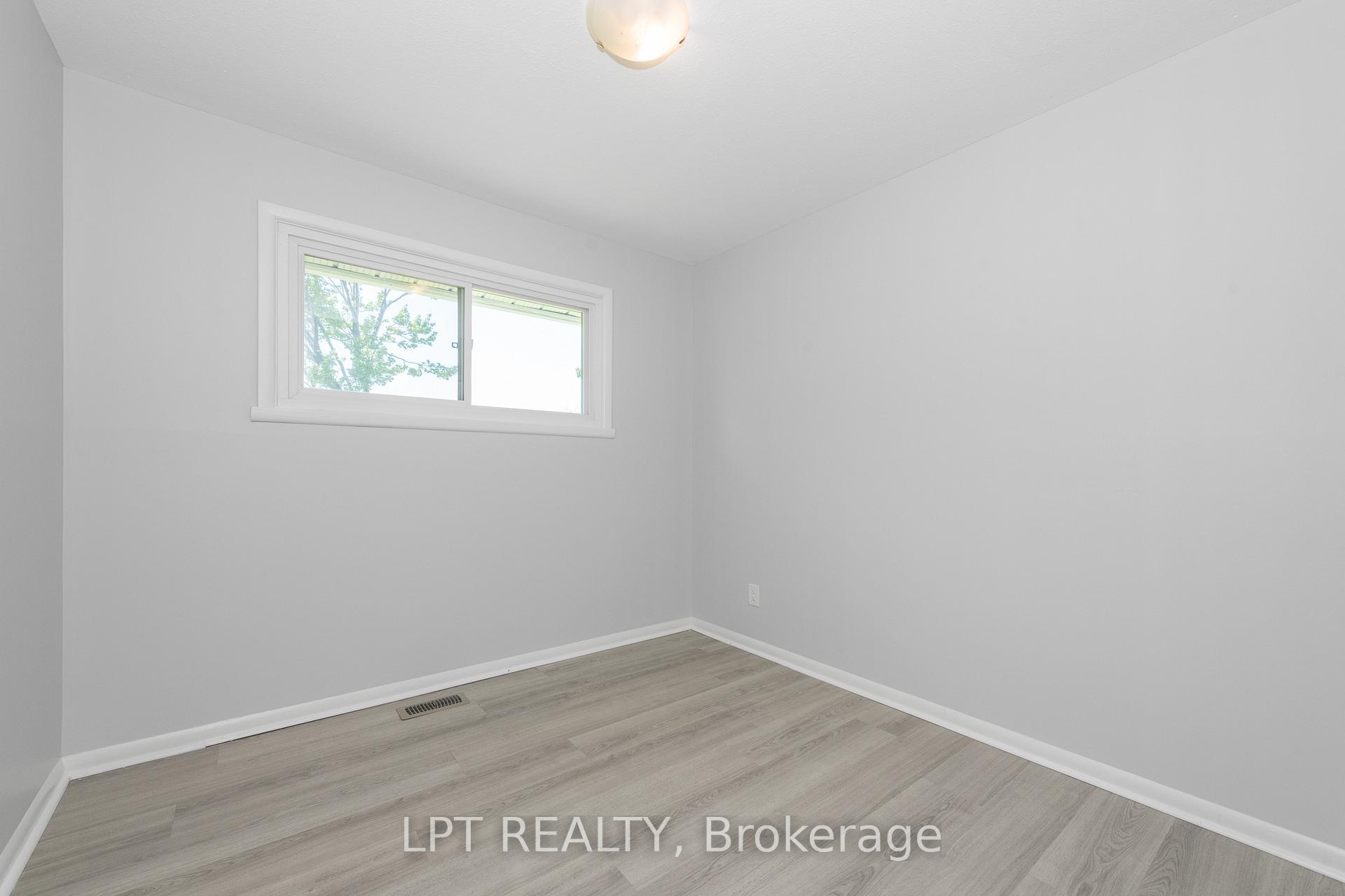 Photo 19 of 5 Attwood Crescent, Ottawa, City View/Skyline/Fisher Heights/Parkwood Hills — HOMEH