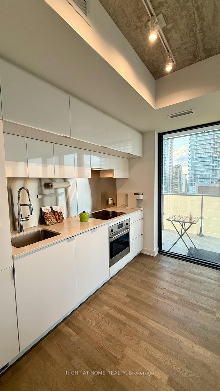 Photo 2 of Unit 1405, 185 Roehampton Avenue, Toronto, Mount Pleasant West — HOMEH