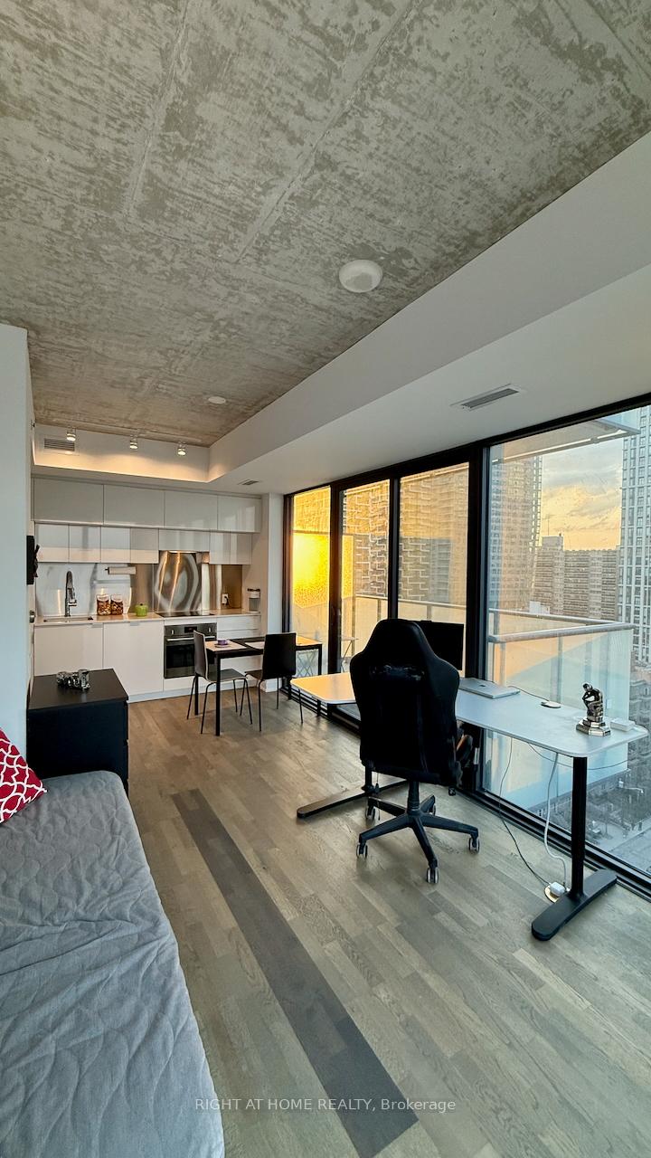 Photo 3 of Unit 1405, 185 Roehampton Avenue, Toronto, Mount Pleasant West — HOMEH