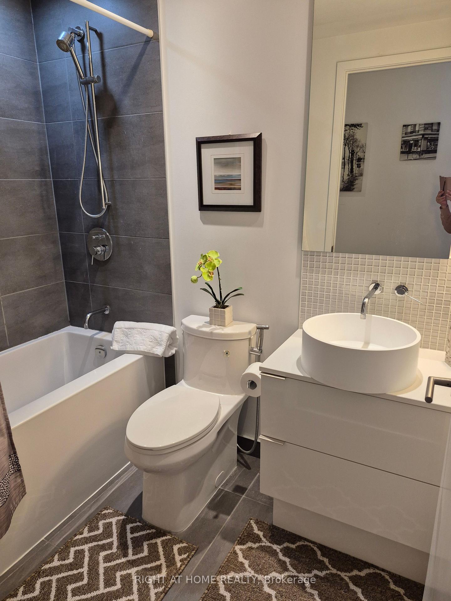Photo 9 of Unit 1405, 185 Roehampton Avenue, Toronto, Mount Pleasant West — HOMEH