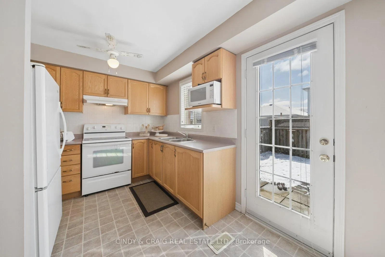 Photo 4 of 127 Richfield Square, Clarington, Courtice — HOMEH