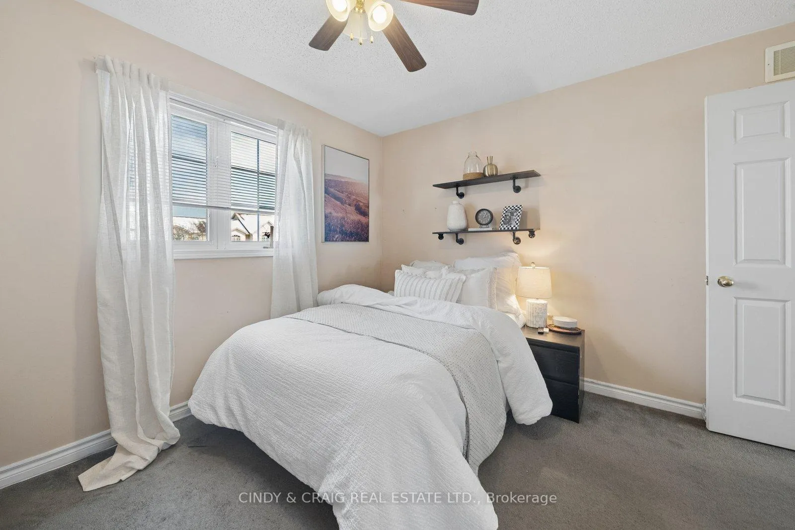 Photo 10 of 127 Richfield Square, Clarington, Courtice — HOMEH