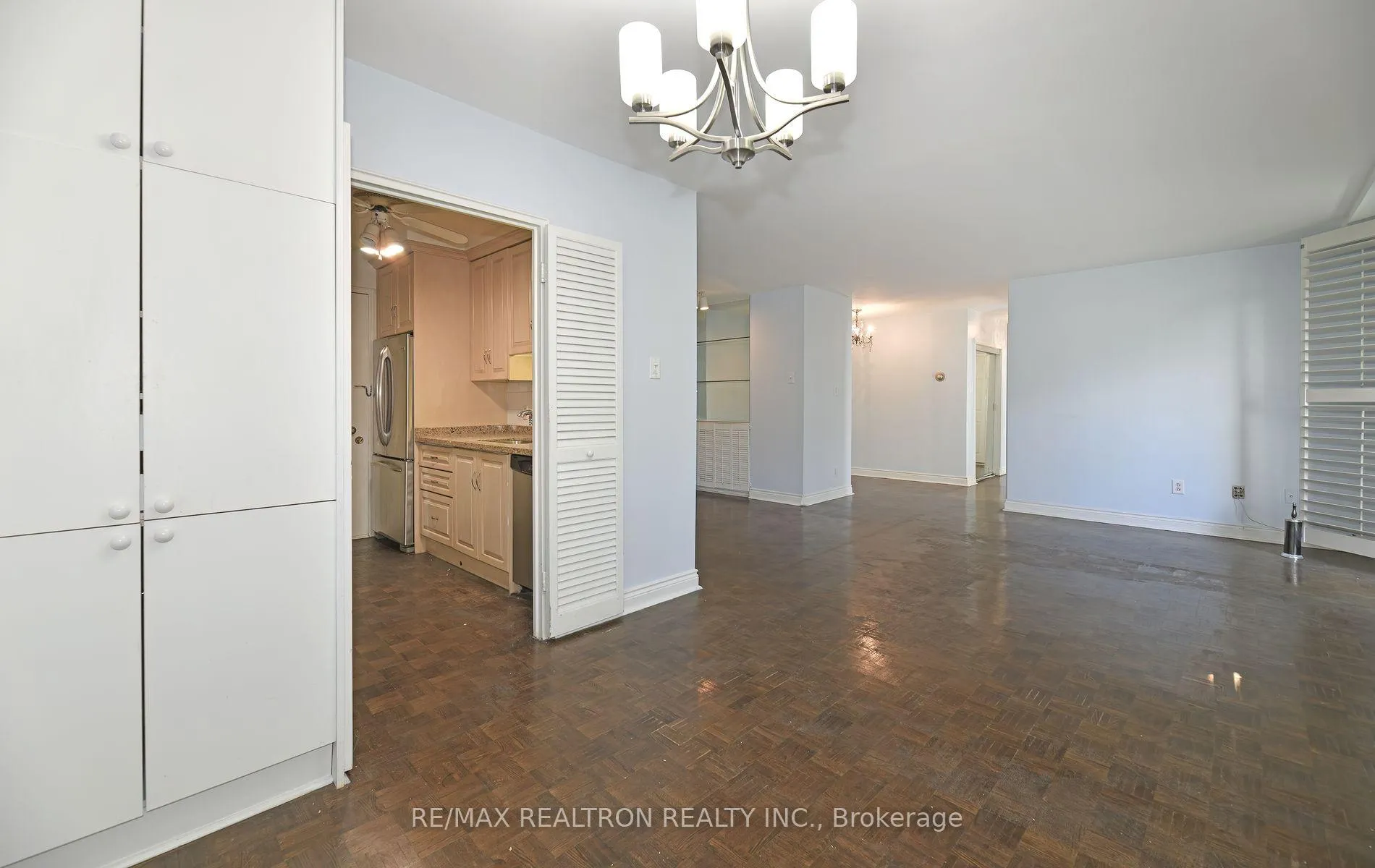 Photo 6 of Unit 501, 581 Avenue Rd, Toronto, Yonge-St. Clair — HOMEH