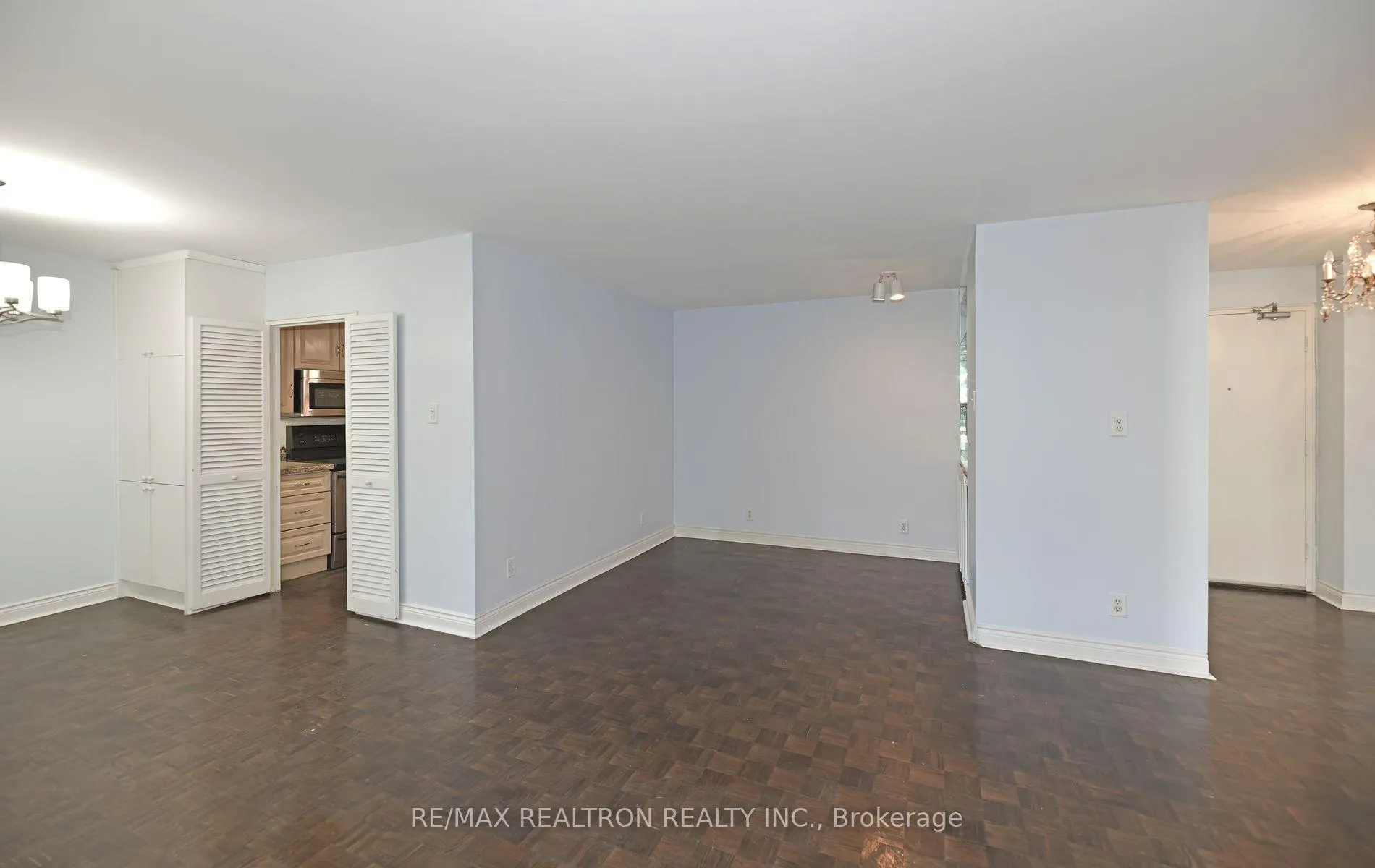 Photo 11 of Unit 501, 581 Avenue Rd, Toronto, Yonge-St. Clair — HOMEH