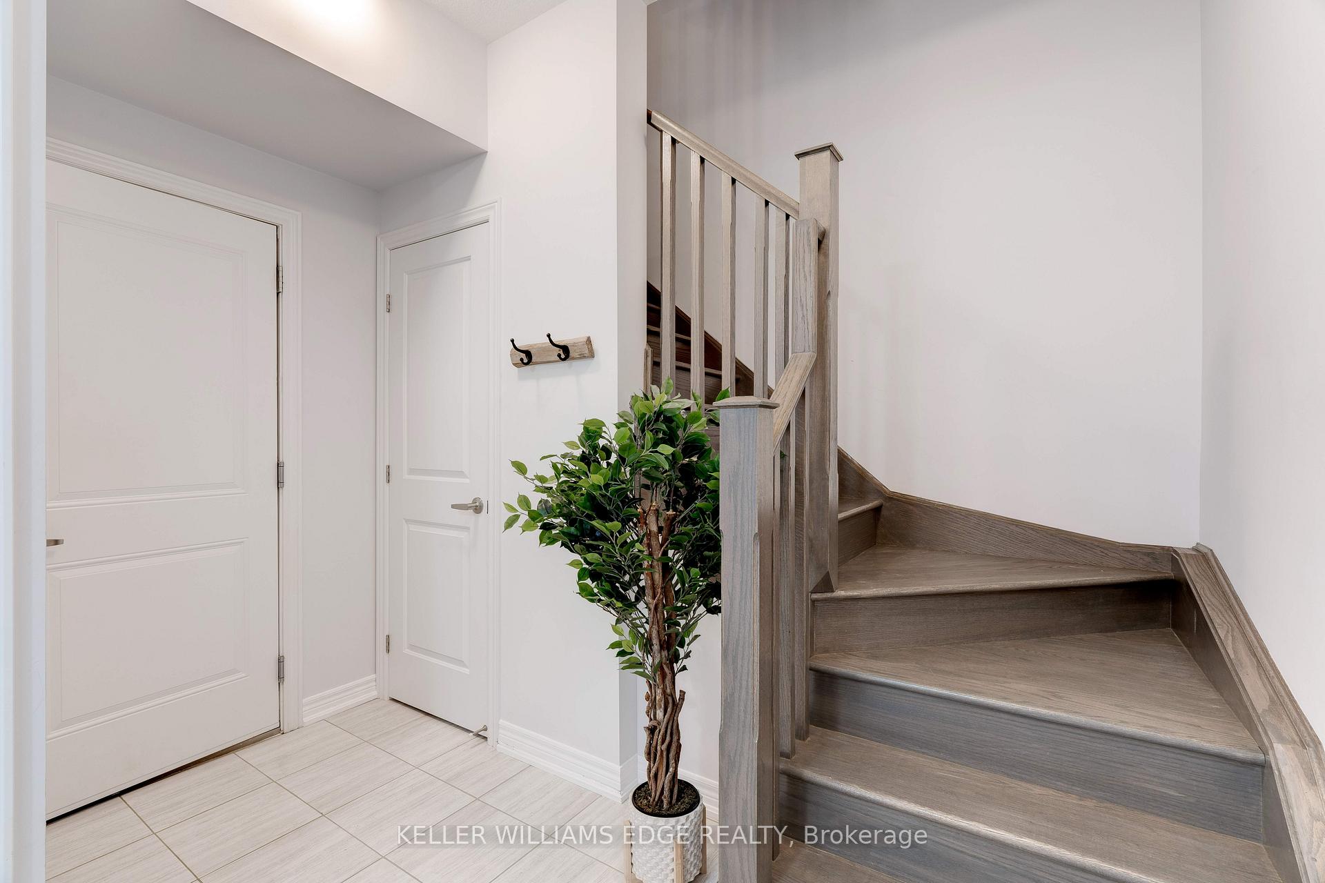 Photo 3 of 17 Ridgeside Lane, Hamilton, Waterdown — HOMEH