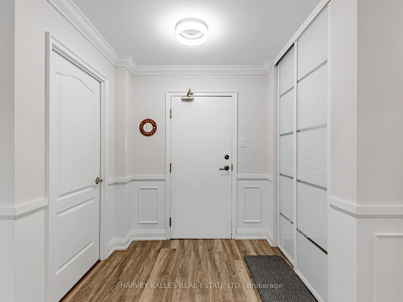 Photo 3 of Unit 211, 7 Townsgate Drive, Vaughan, Crestwood-Springfarm-Yorkhill — HOMEH