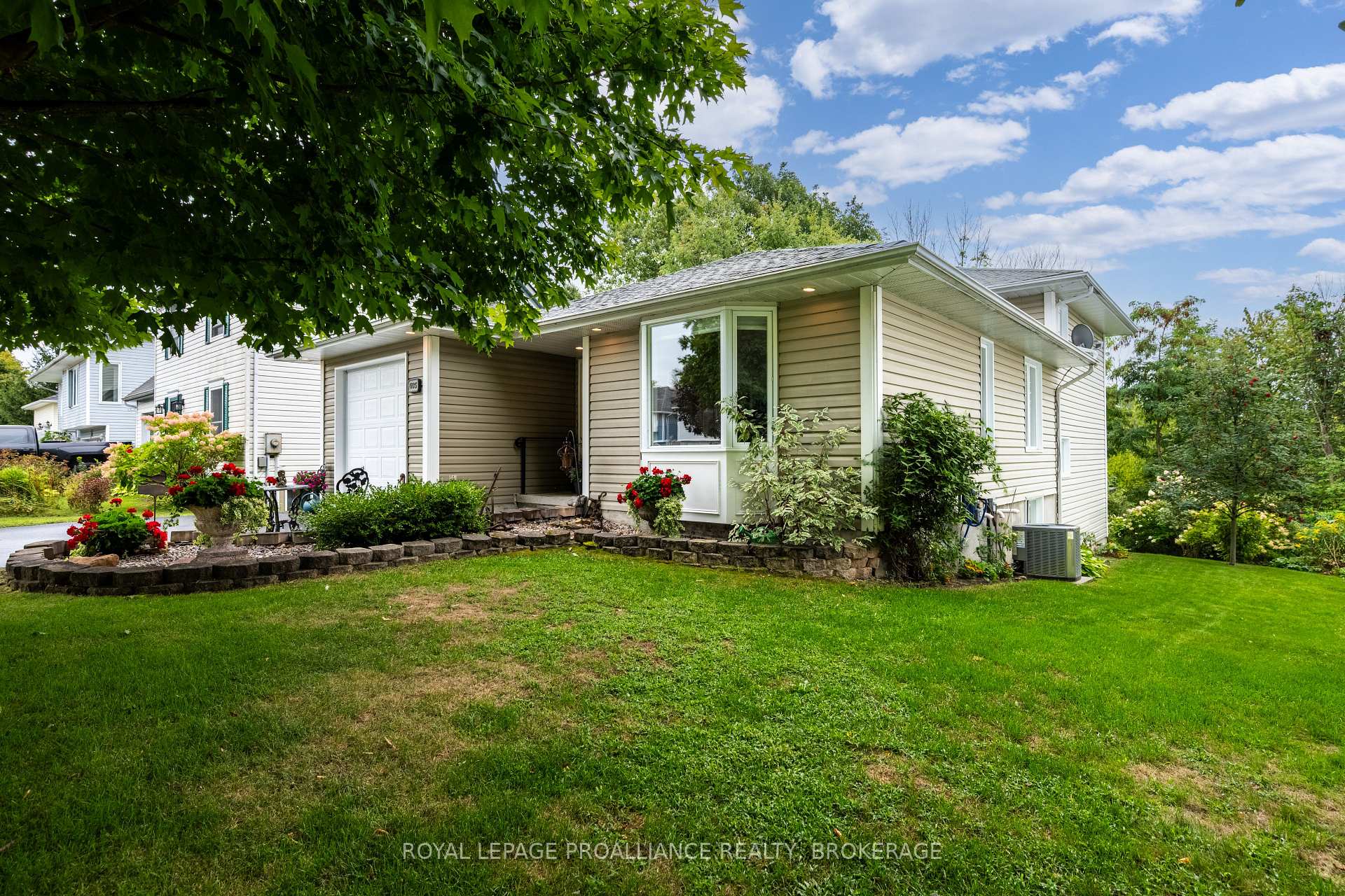 Photo 1 of 605 Arthur Street, Gananoque — HOMEH