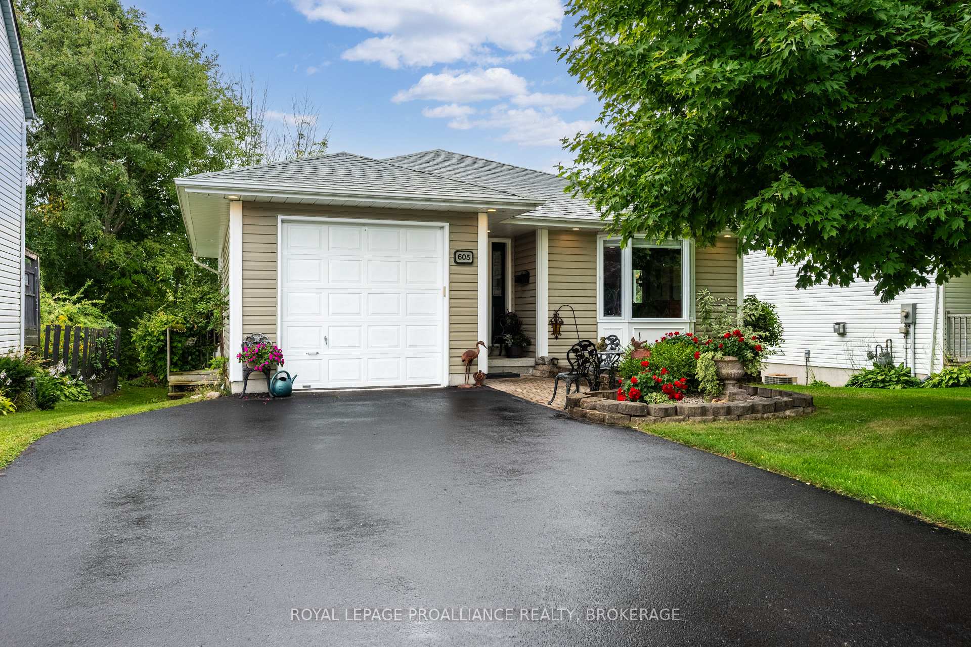 Photo 2 of 605 Arthur Street, Gananoque — HOMEH