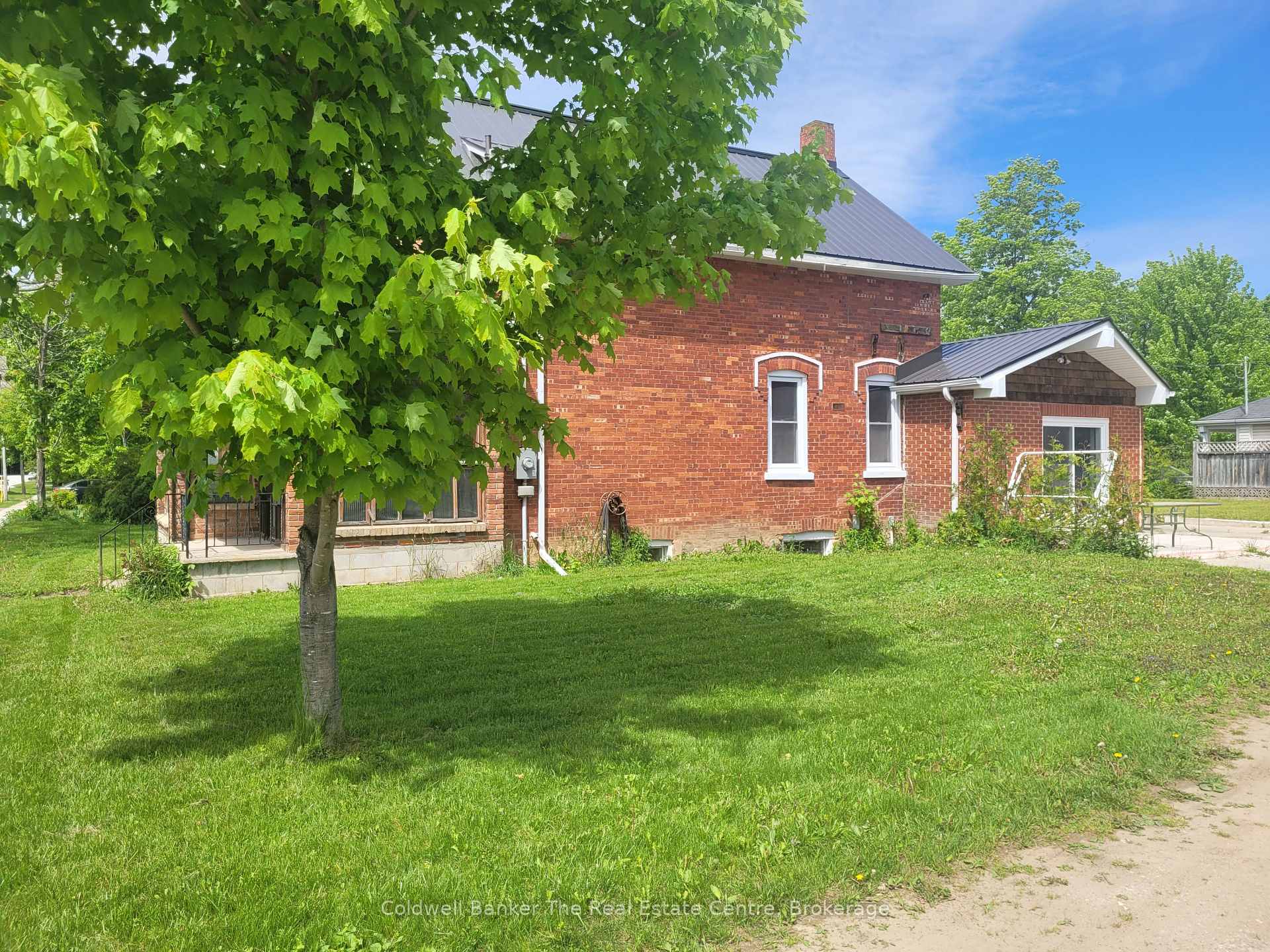Photo 2 of 24 Elizabeth Street W, Clearview, Creemore — HOMEH