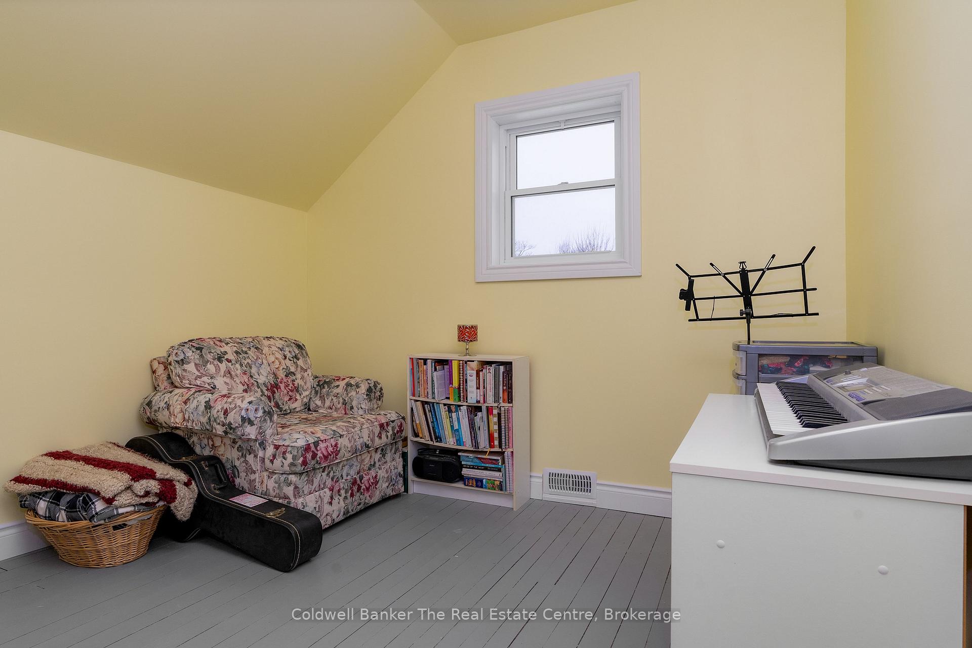 Photo 9 of 24 Elizabeth Street W, Clearview, Creemore — HOMEH