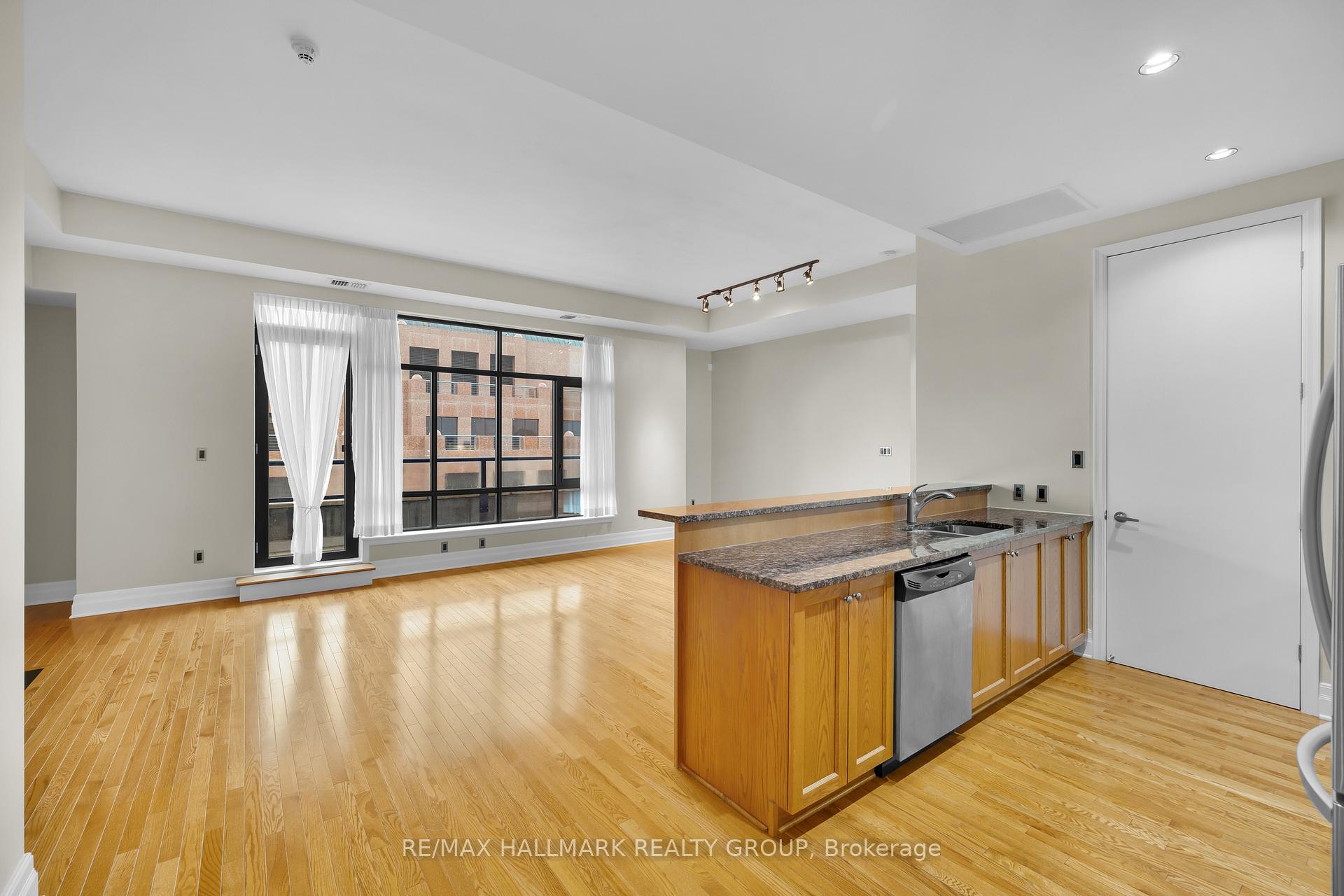 Photo 5 of Unit PH5, 330 Loretta Avenue S, Ottawa, West Centre Town — HOMEH