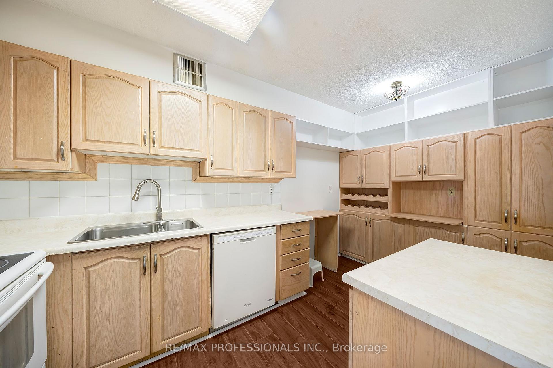 Photo 8 of Unit 1710, 270 Scarlett Road, Toronto, Rockcliffe-Smythe — HOMEH