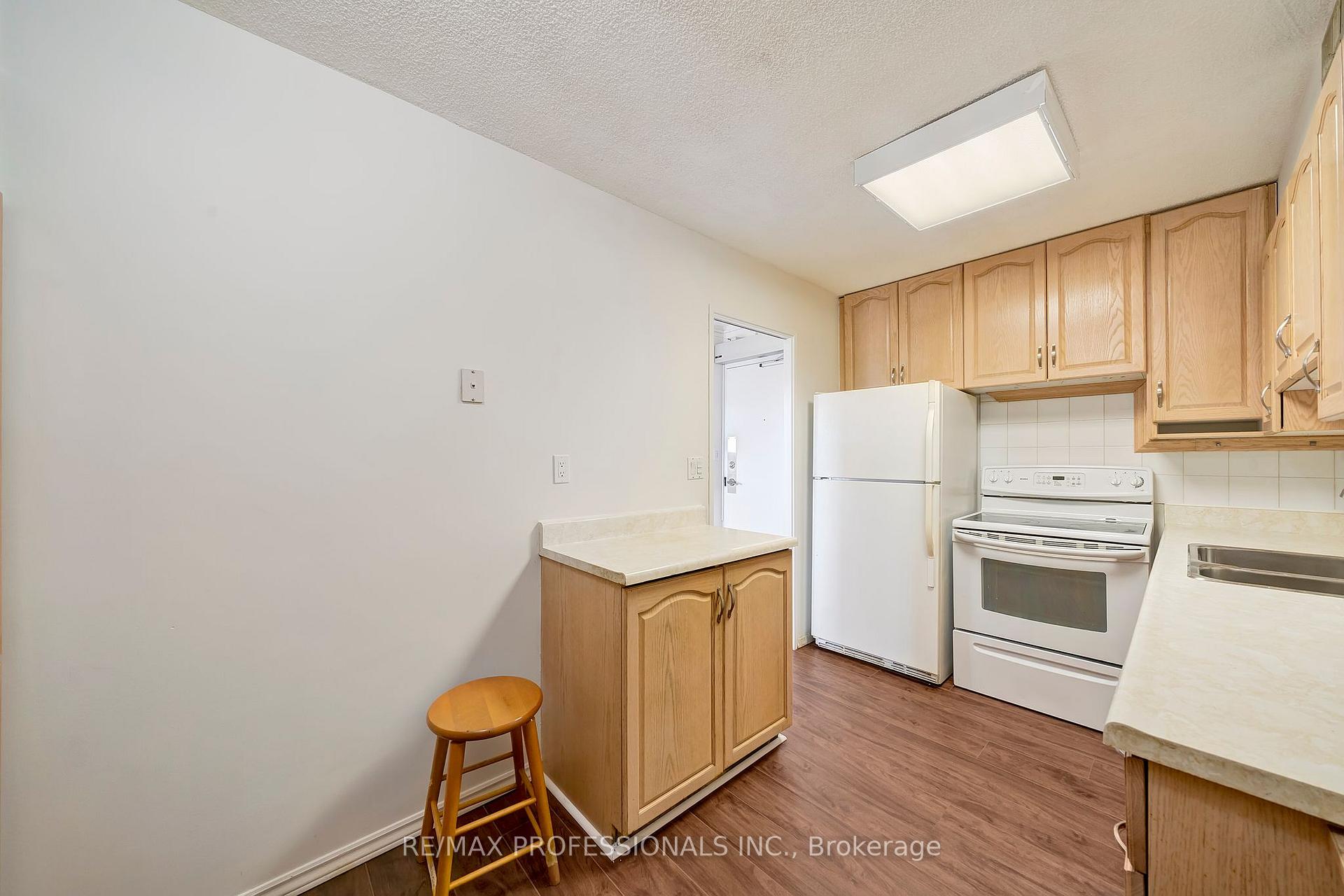 Photo 10 of Unit 1710, 270 Scarlett Road, Toronto, Rockcliffe-Smythe — HOMEH