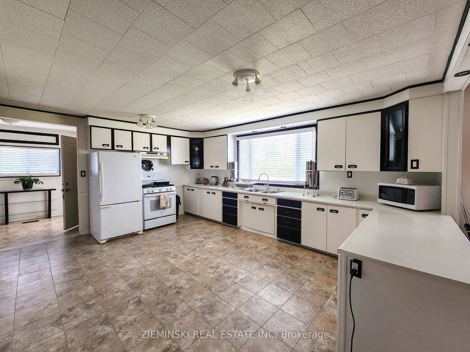 Photo 6 of 545 Silver Queen Lake Road, Cochrane — HOMEH