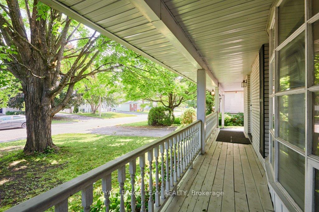 Photo 9 of 16 Keewatin Crescent, Ottawa, Borden Farm/Stewart Farm/Carleton Heights/Parkwood Hills — HOMEH