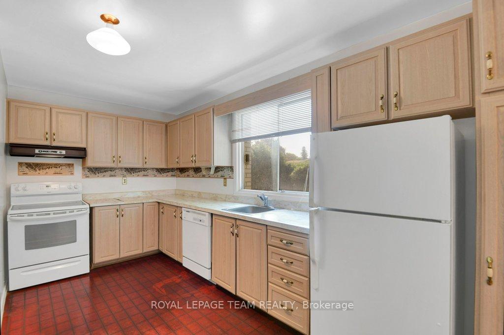 Photo 11 of 16 Keewatin Crescent, Ottawa, Borden Farm/Stewart Farm/Carleton Heights/Parkwood Hills — HOMEH