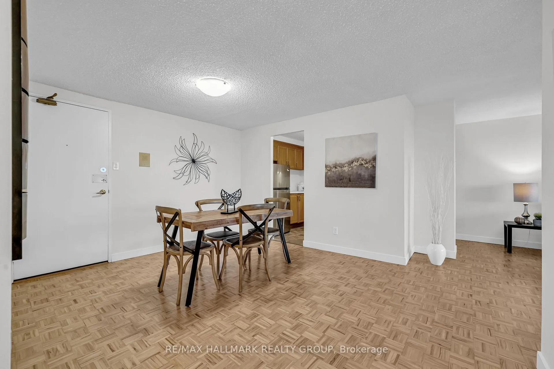 Photo 4 of Unit 1906, 158B Mcarthur Avenue, Ottawa, Vanier — HOMEH