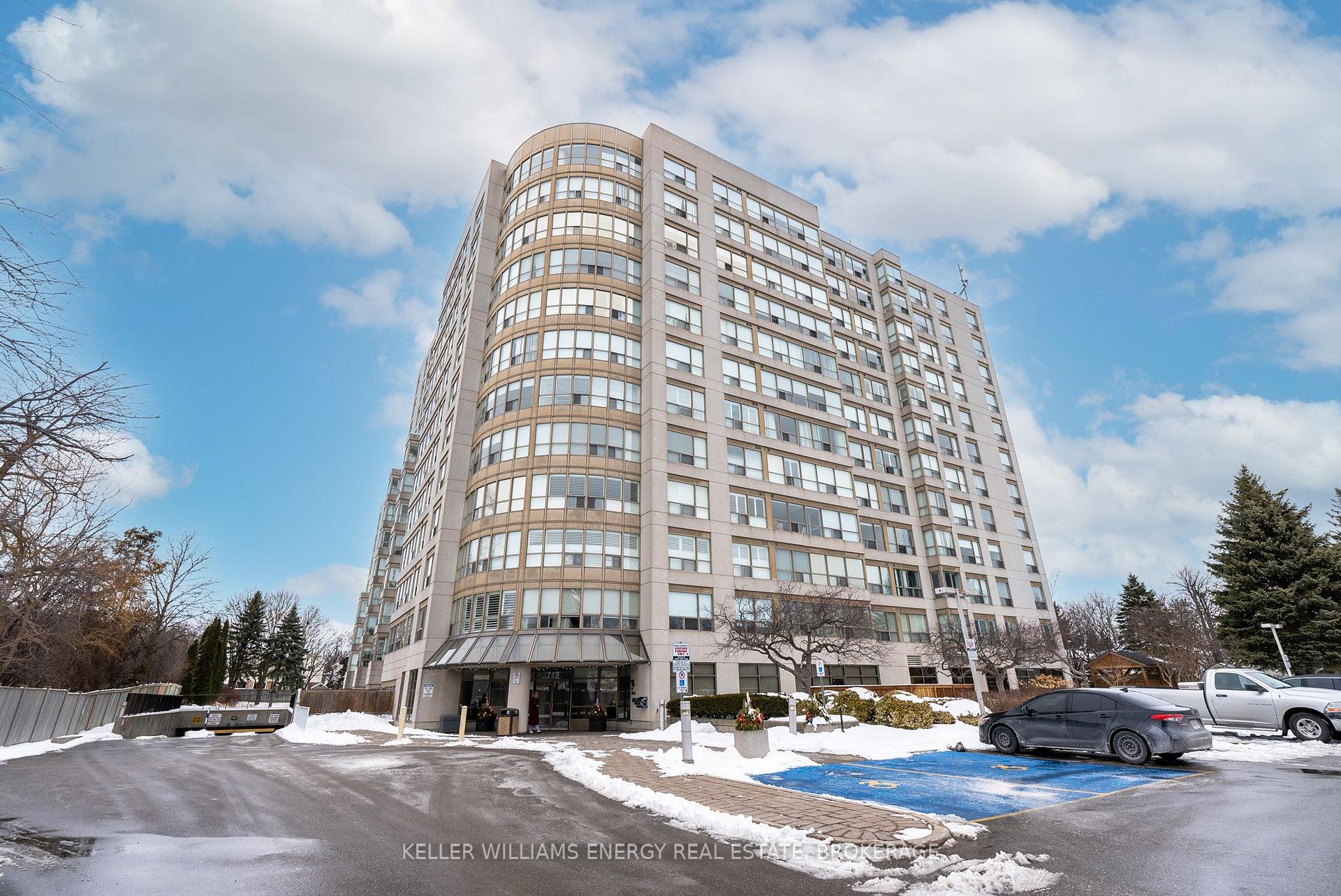 Front of Unit 904, 712 Rossland Road E