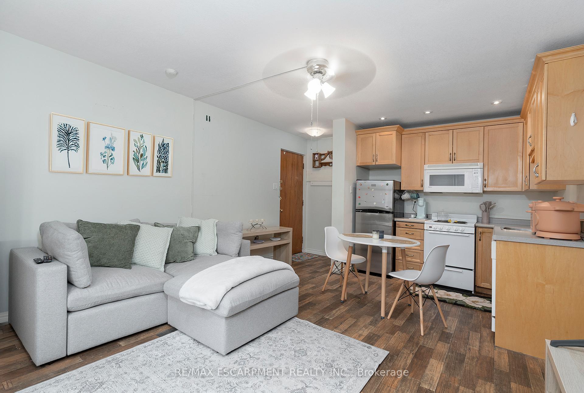 Photo 3 of Unit 14, 1759 King Street E, Hamilton, Bartonville — HOMEH