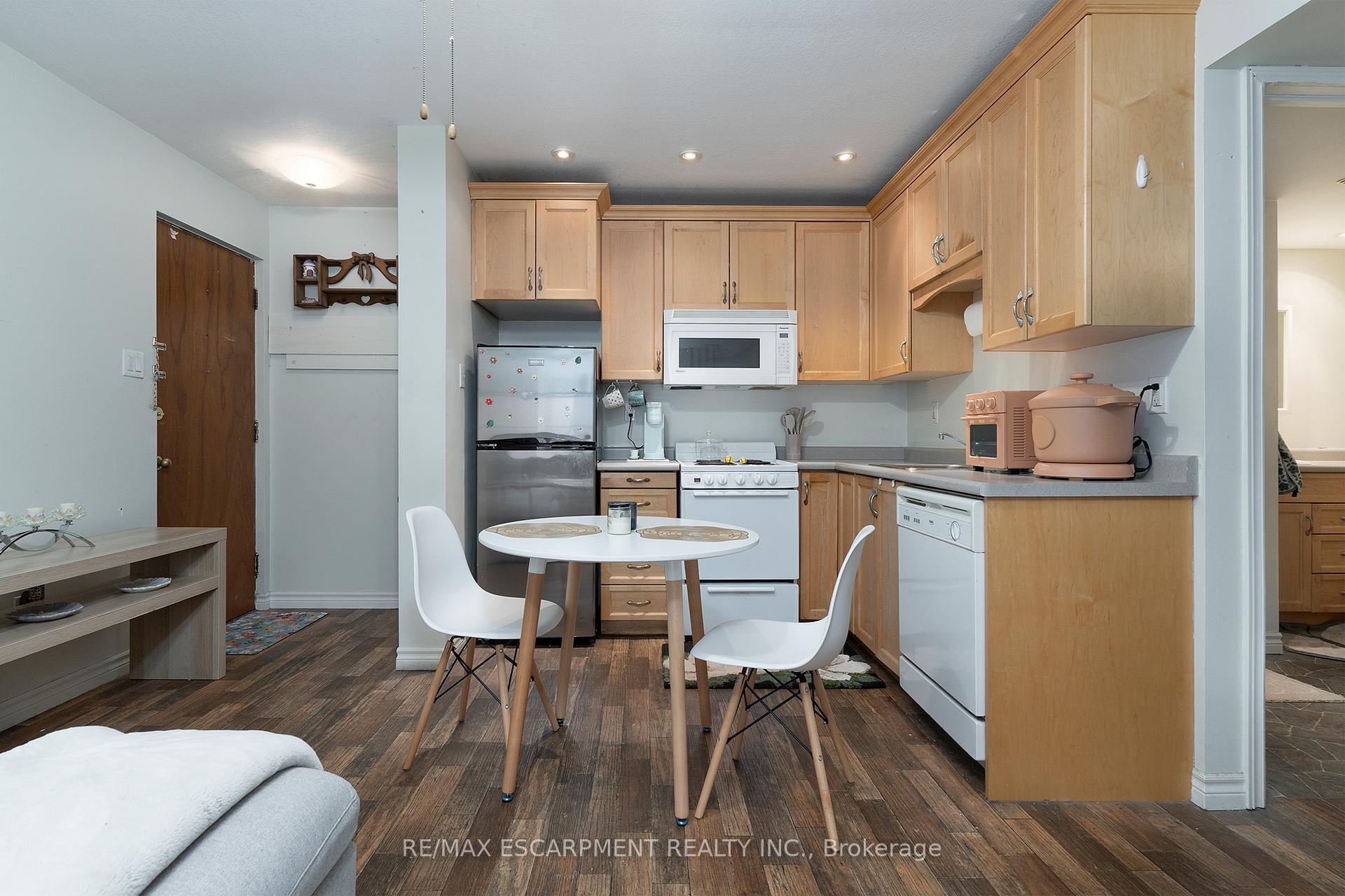 Photo 5 of Unit 14, 1759 King Street E, Hamilton, Bartonville — HOMEH