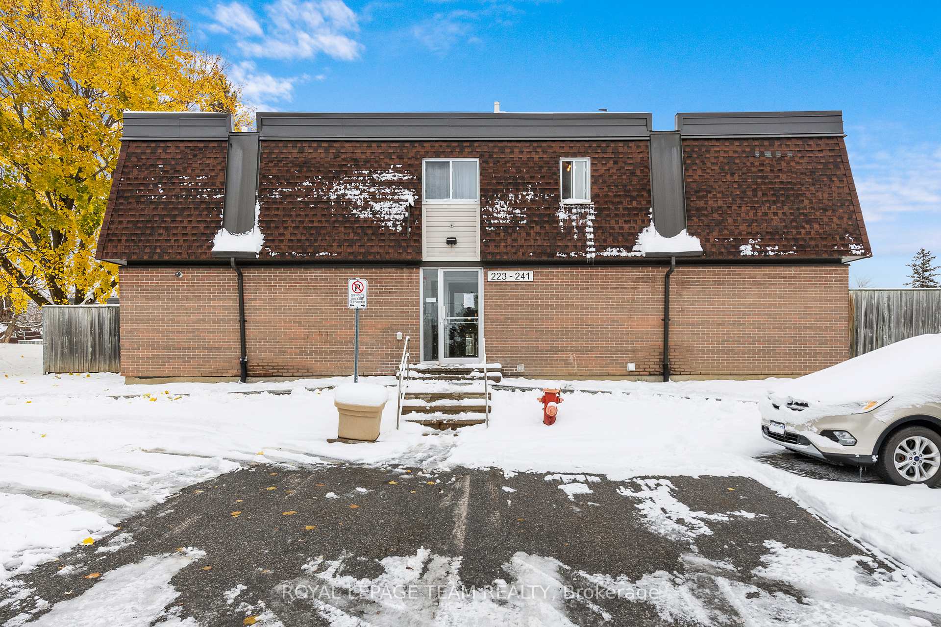 Photo 1 of Unit 54, 227 Ridgepark Private, Ottawa, Meadowlands/Crestview — HOMEH
