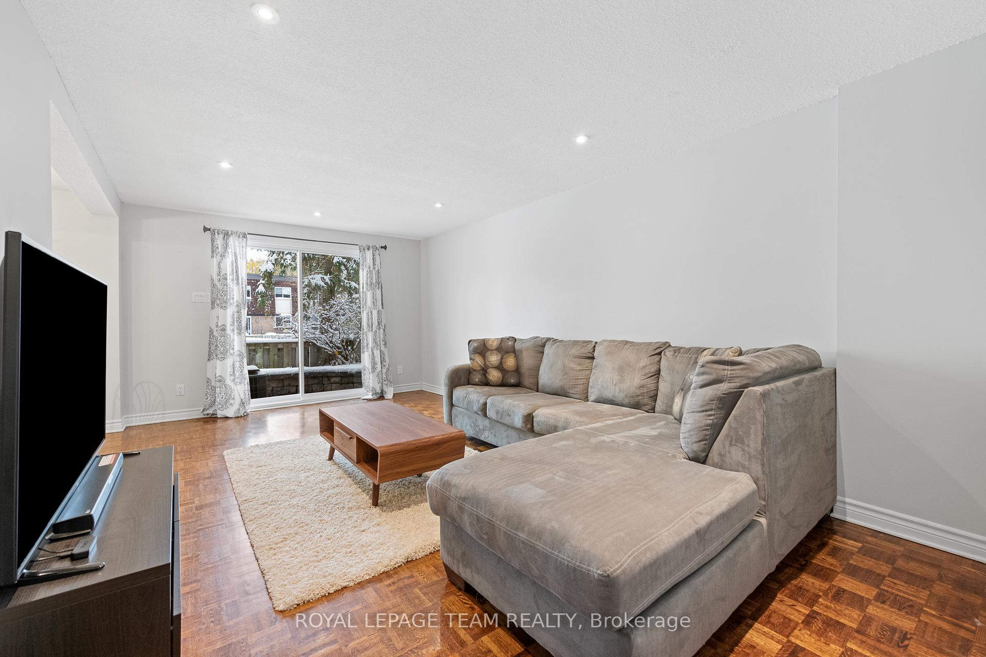 Photo 4 of Unit 54, 227 Ridgepark Private, Ottawa, Meadowlands/Crestview — HOMEH