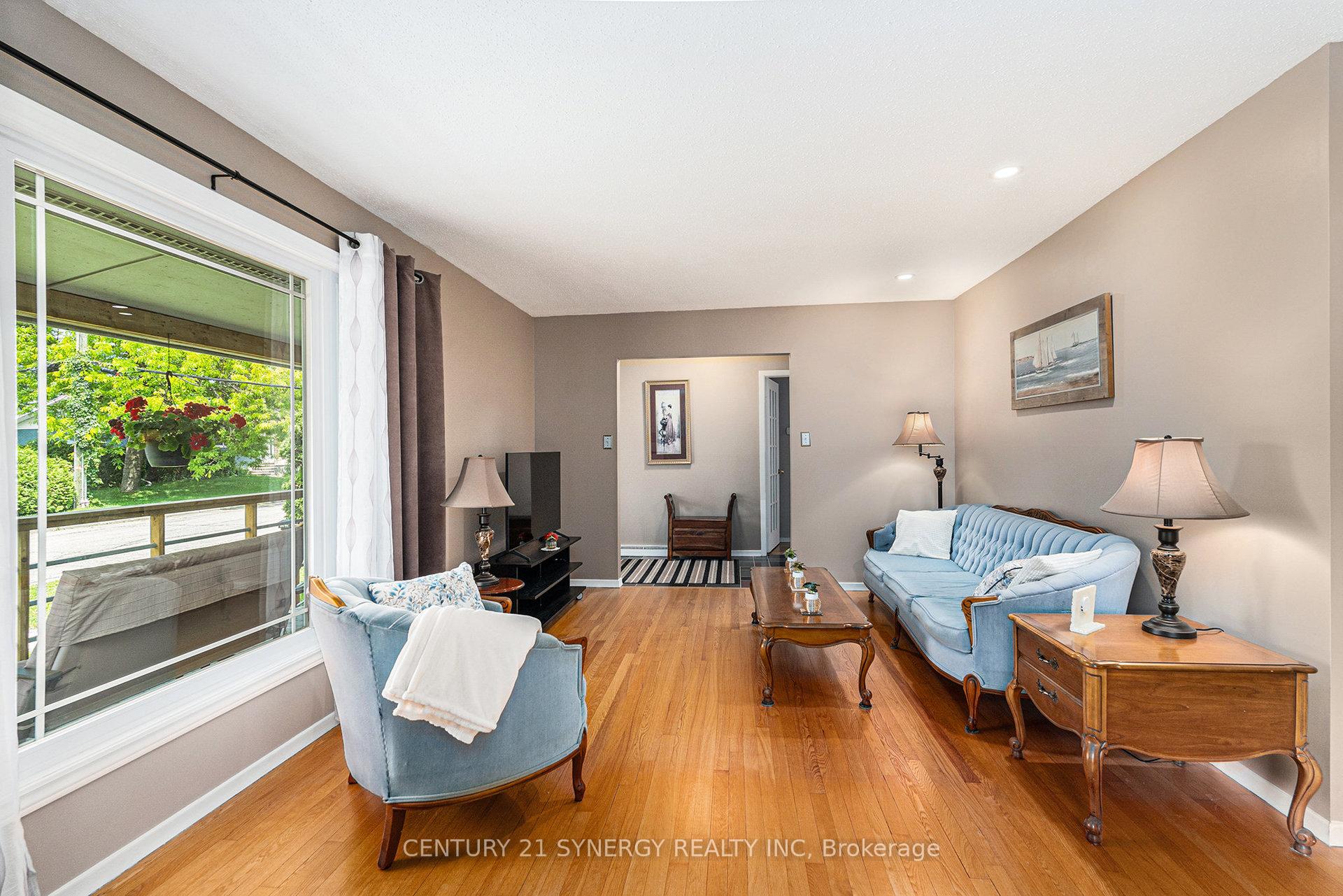 Photo 5 of 2324 Susan Street, Ottawa, Hawthorne Meadows — HOMEH