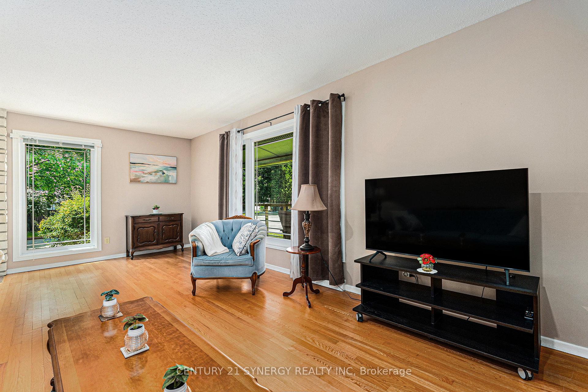 Photo 6 of 2324 Susan Street, Ottawa, Hawthorne Meadows — HOMEH