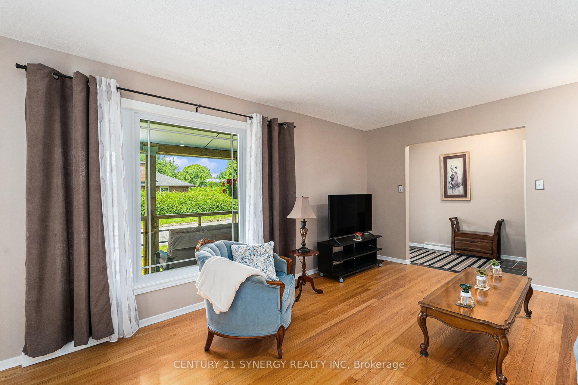 Photo 7 of 2324 Susan Street, Ottawa, Hawthorne Meadows — HOMEH