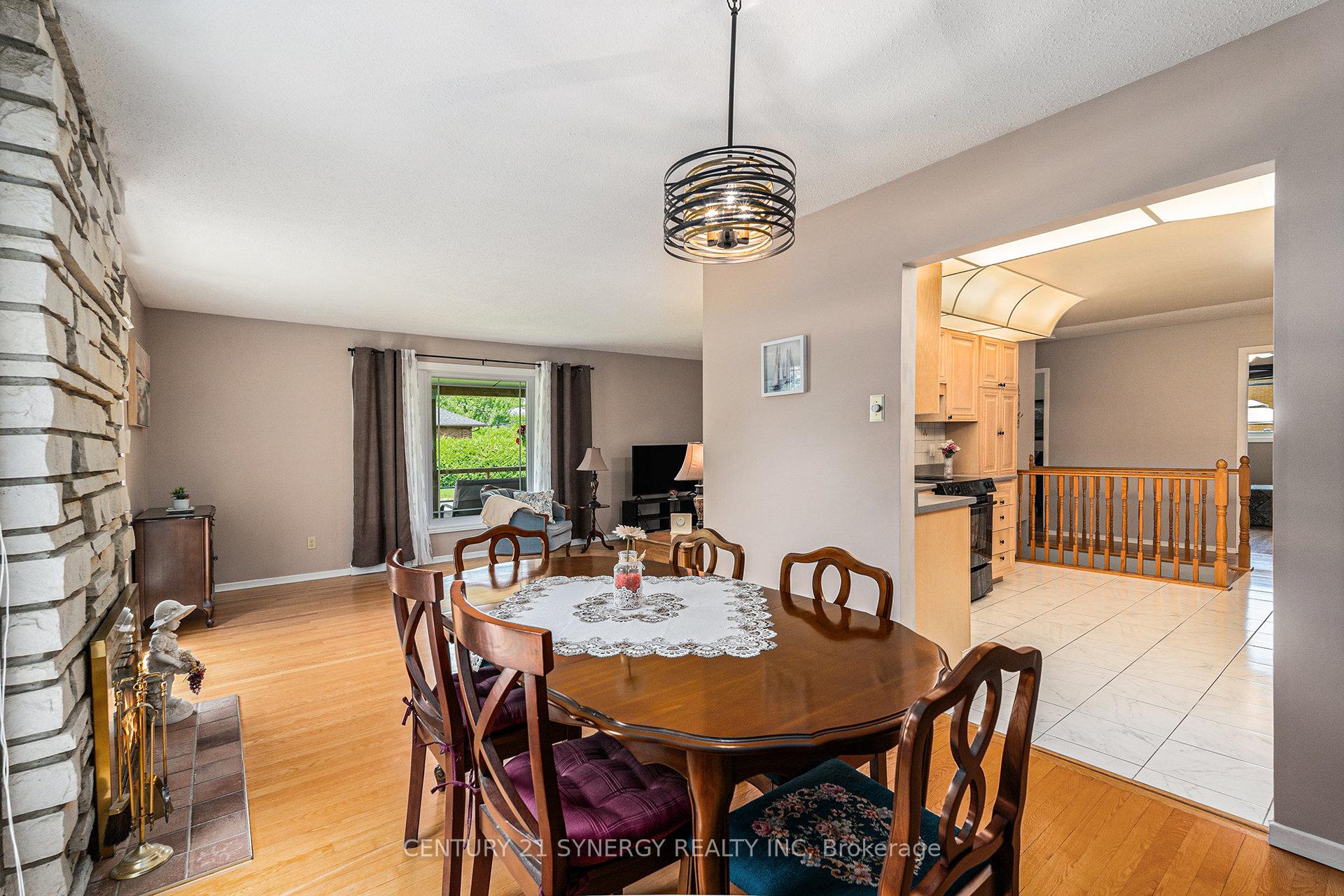 Photo 10 of 2324 Susan Street, Ottawa, Hawthorne Meadows — HOMEH
