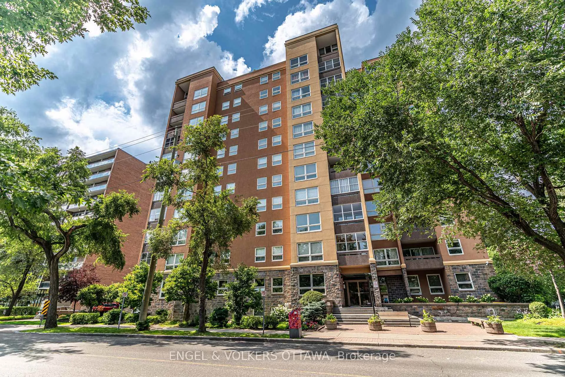 Front of Unit 906, 373 Laurier Avenue E