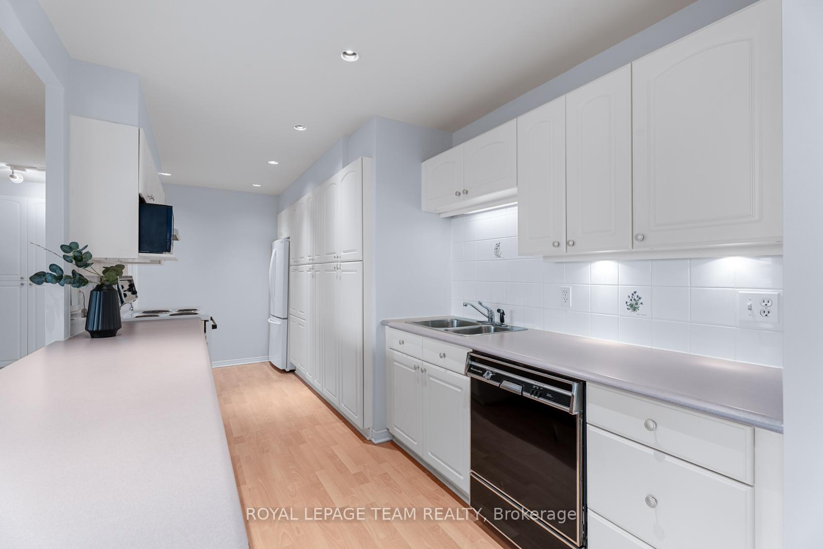 Photo 10 of Unit PH9, 555 Brittany Drive, Ottawa, Viscount Alexander Park — HOMEH