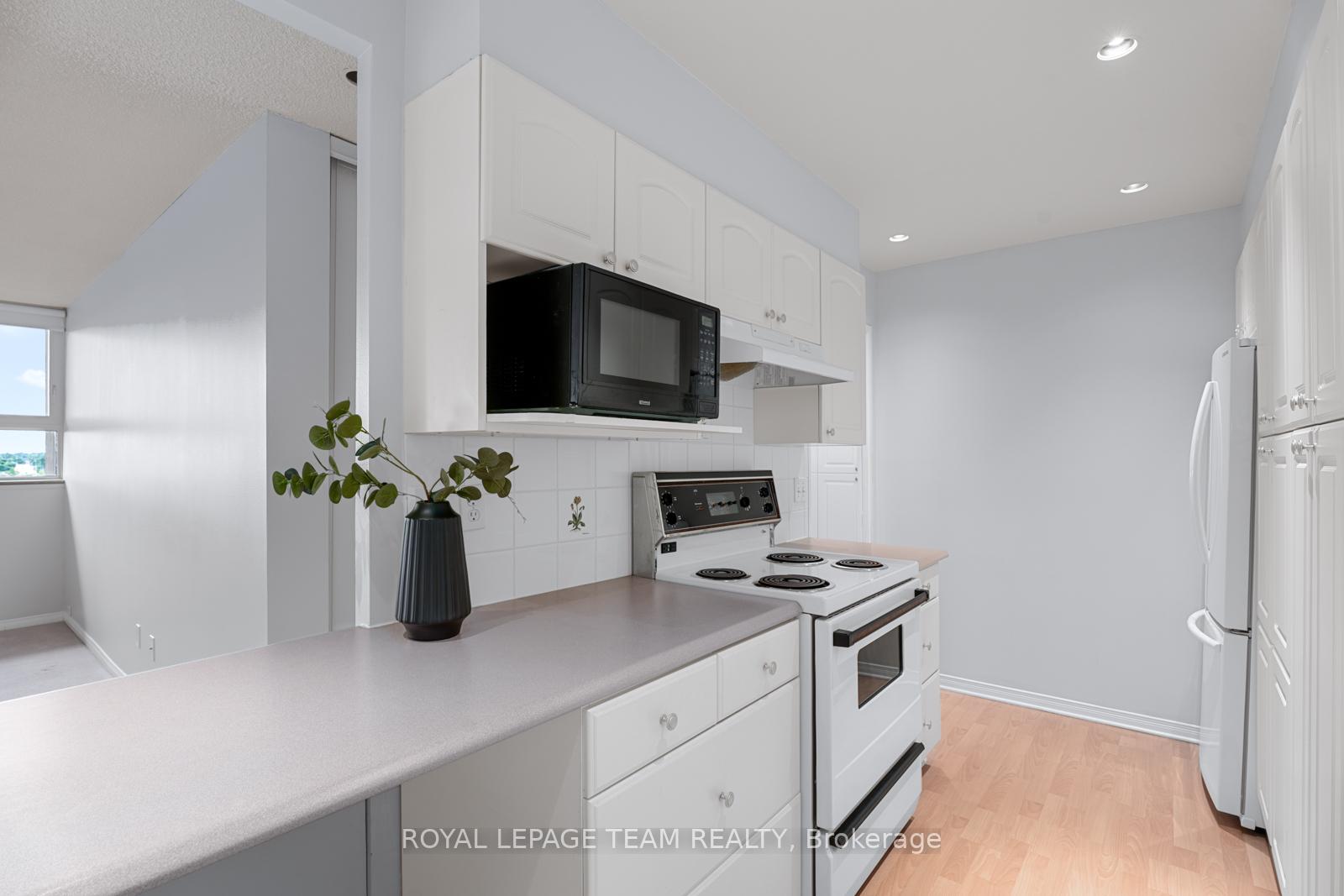 Photo 13 of Unit PH9, 555 Brittany Drive, Ottawa, Viscount Alexander Park — HOMEH