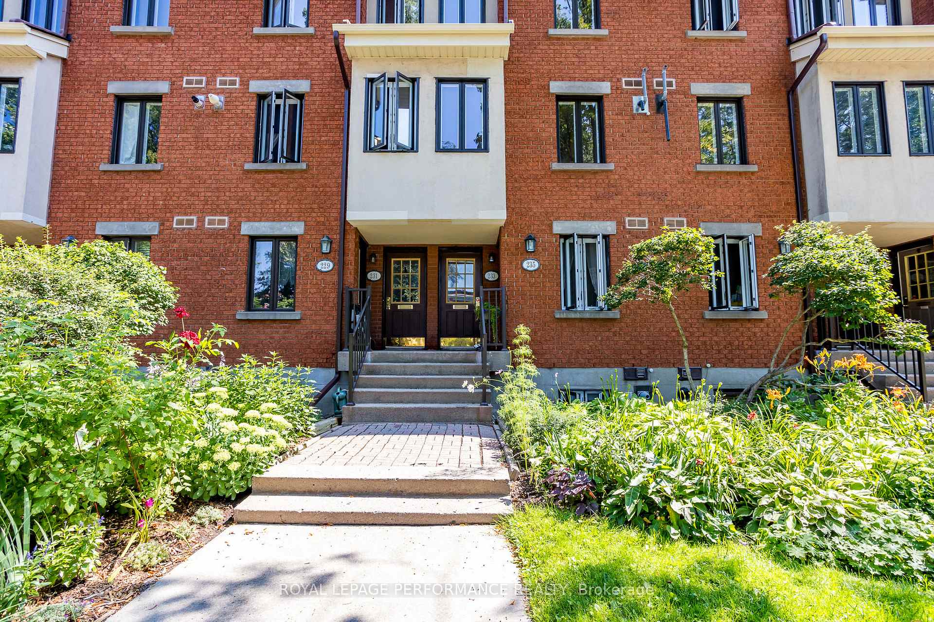 Photo 2 of 233 Mart Circle, Ottawa, Manor Park — HOMEH