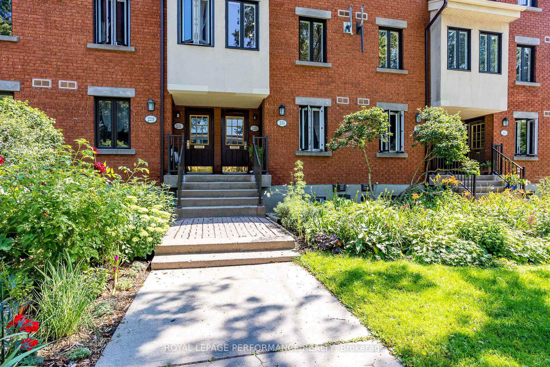 Photo 3 of 233 Mart Circle, Ottawa, Manor Park — HOMEH