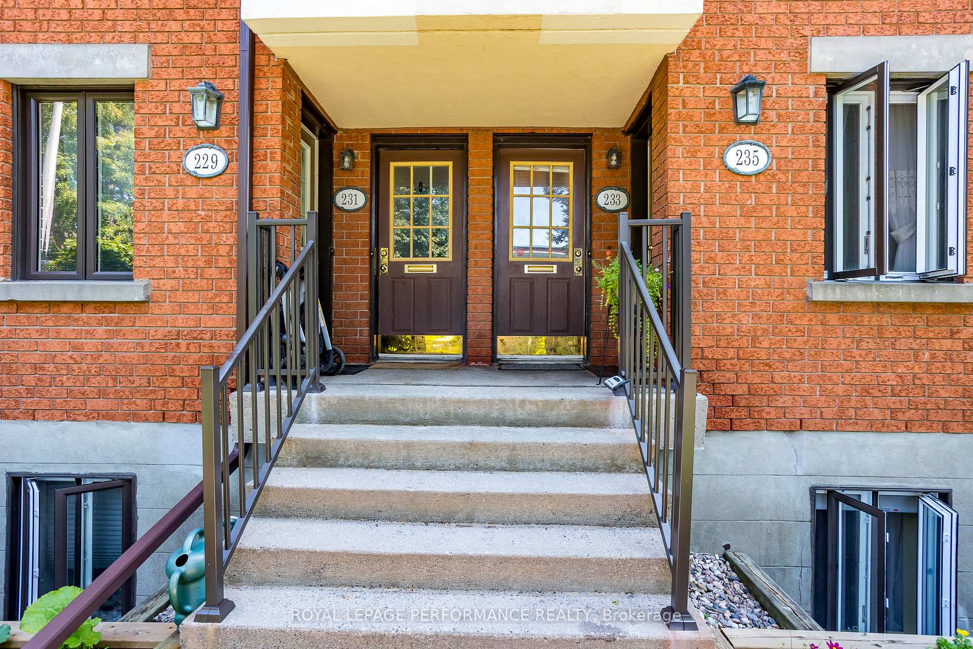 Photo 4 of 233 Mart Circle, Ottawa, Manor Park — HOMEH