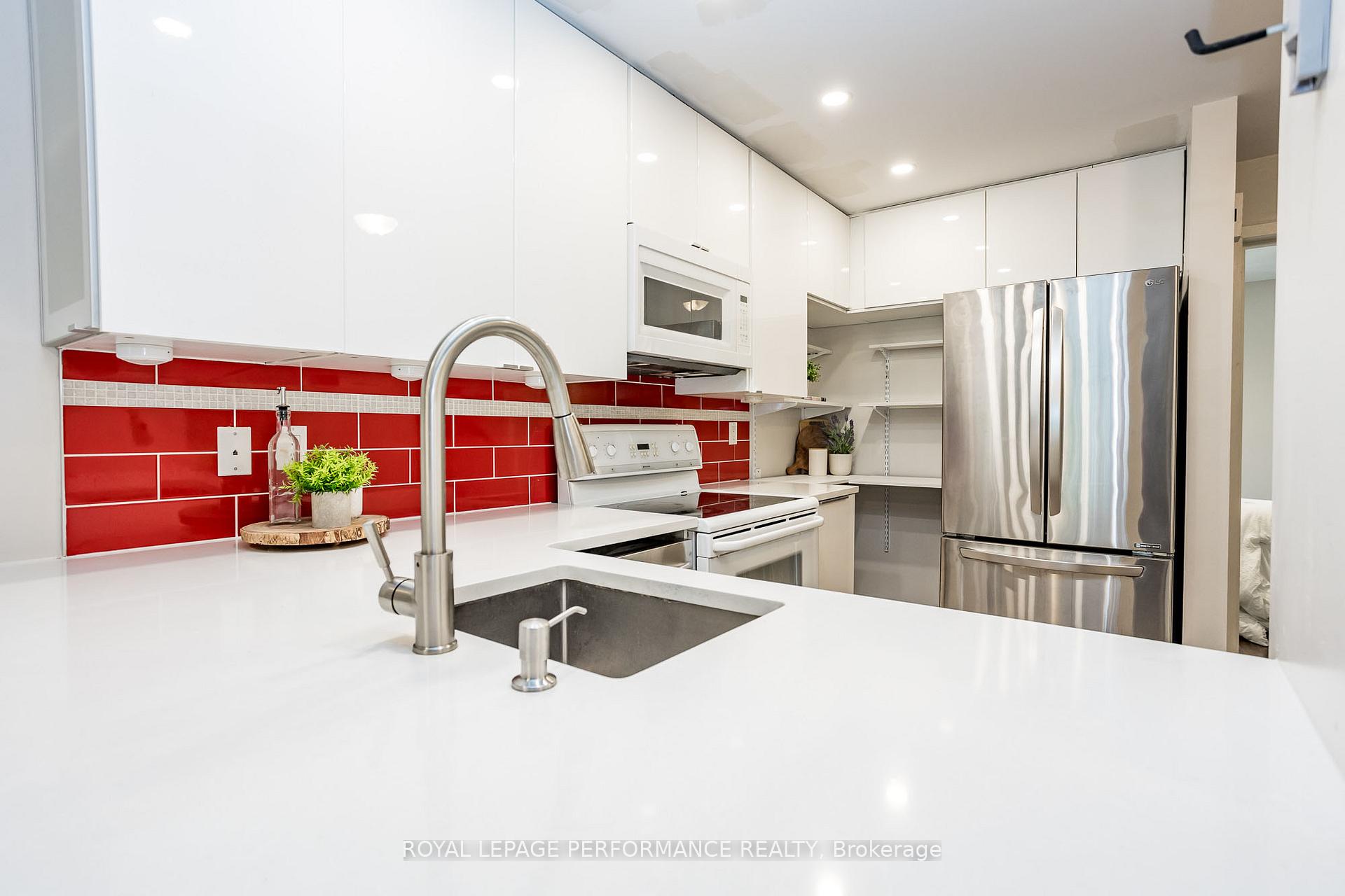 Photo 10 of 233 Mart Circle, Ottawa, Manor Park — HOMEH