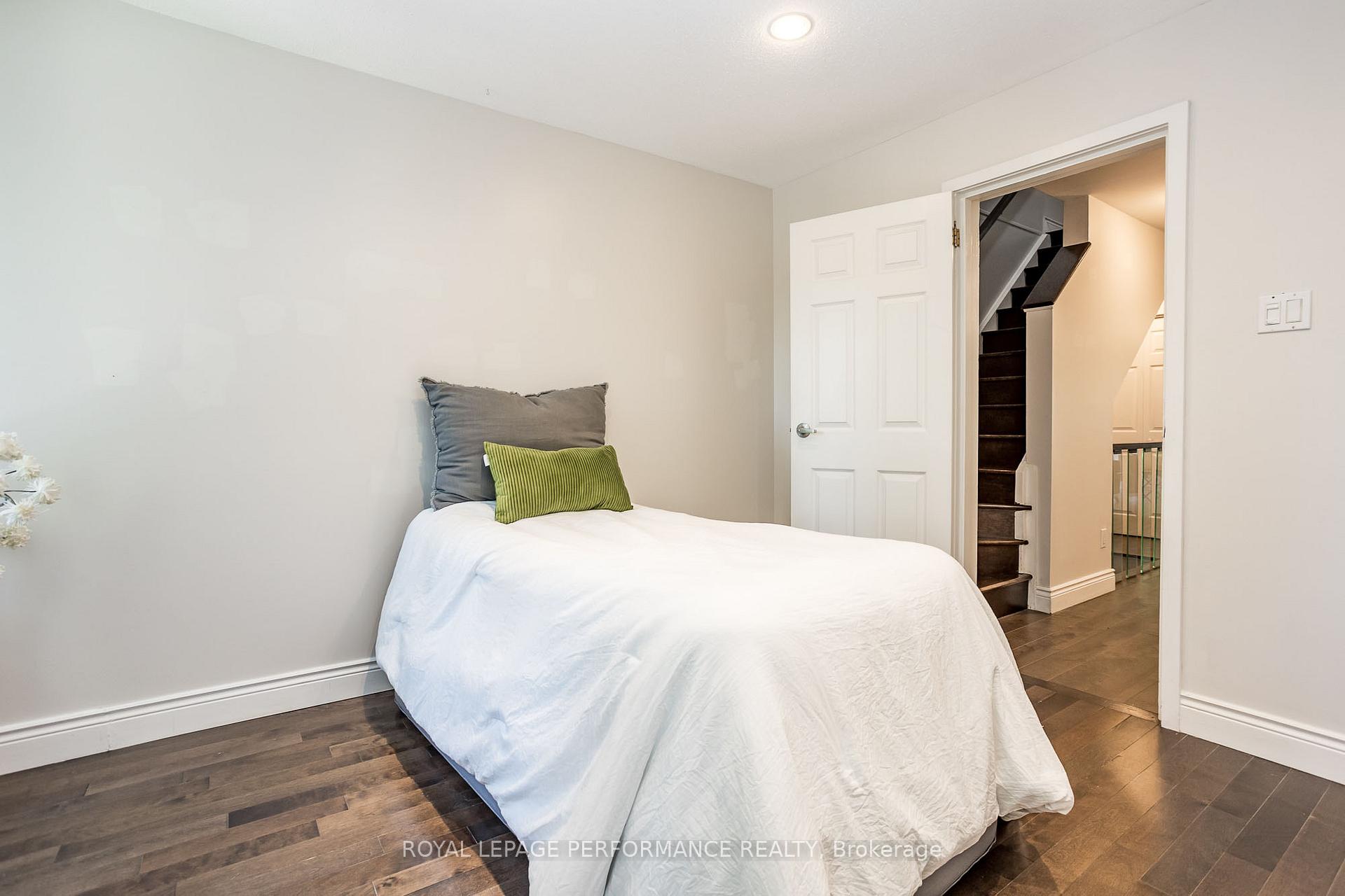 Photo 22 of 233 Mart Circle, Ottawa, Manor Park — HOMEH