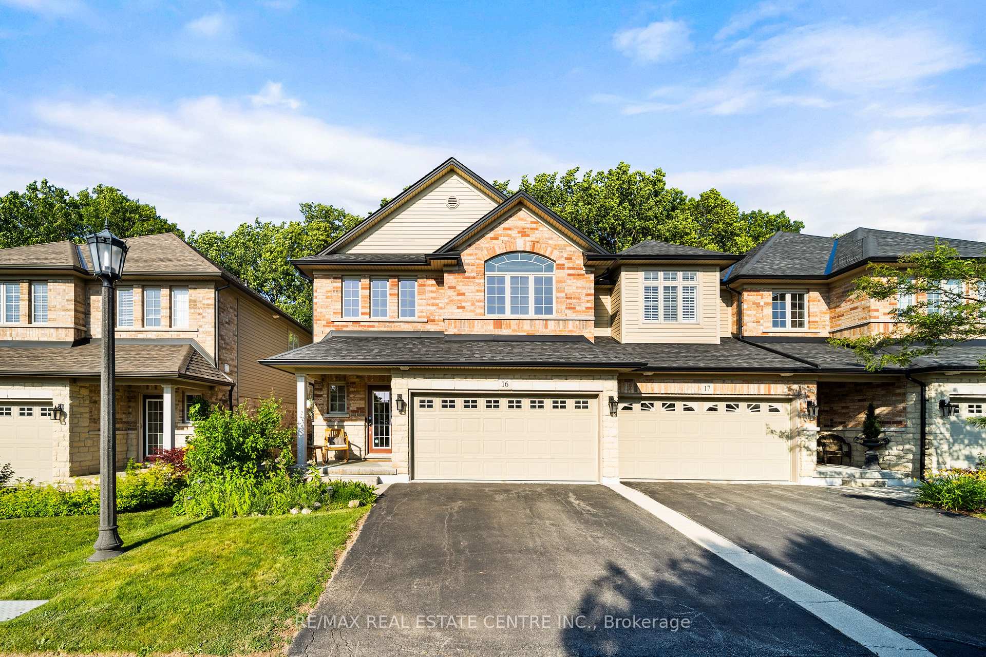 Photo 3 of Unit 16, 441 Stonehenge Drive, Hamilton, Ancaster — HOMEH