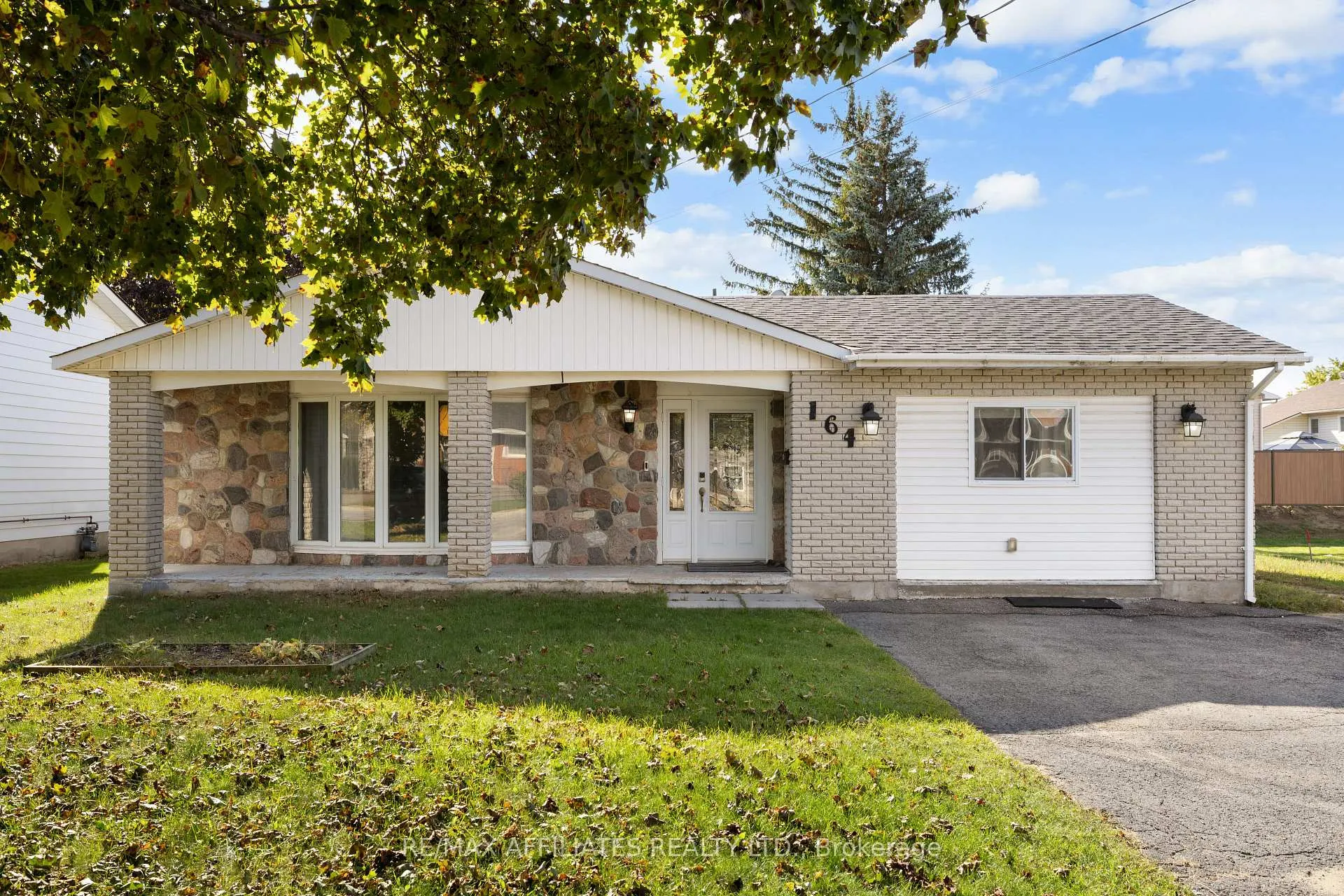 Photo 3 of 164 Napoleon Street, Carleton Place — HOMEH