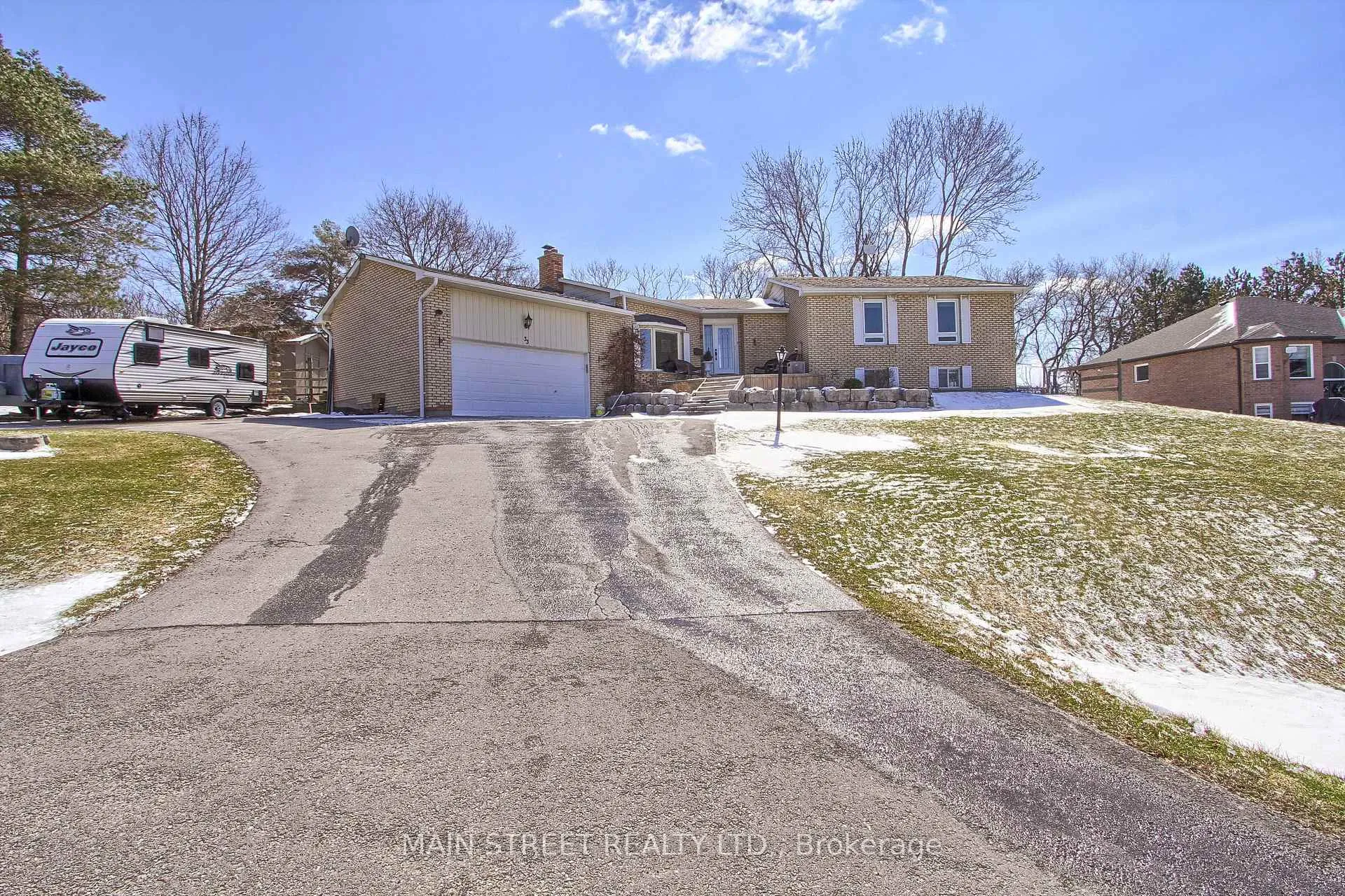 Photo 3 of 33 Avonlea Road E, Uxbridge, Rural Uxbridge — HOMEH